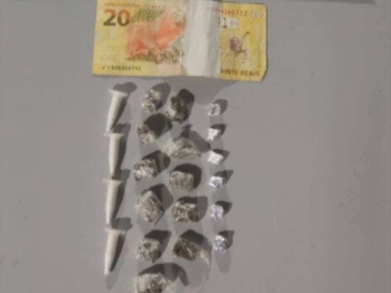 Homem com mandado de prisão em aberto é preso com drogas em Cândido Mota