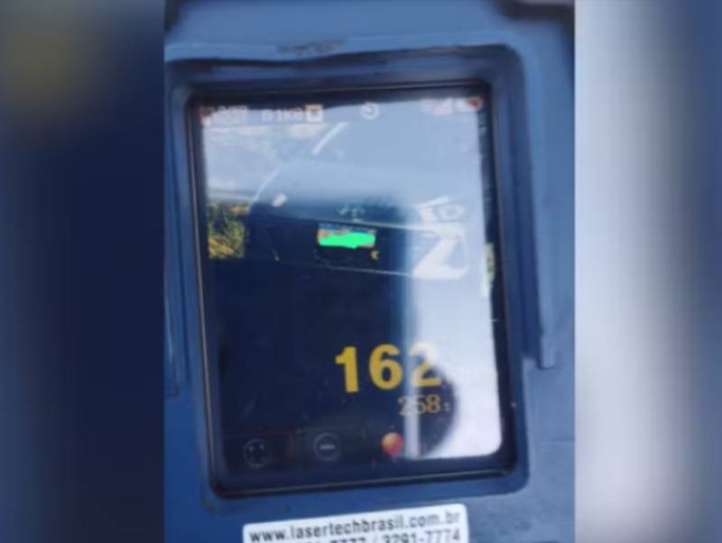Motorista é flagrado a 162 km/h e faz ultrapassagem em local proibido no interior de SP