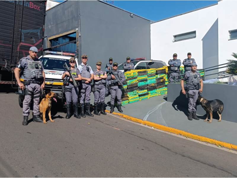 Polícia Rodoviária apreende mais de 1,3 tonelada de drogas ocultas em carga de estofados em Piraju