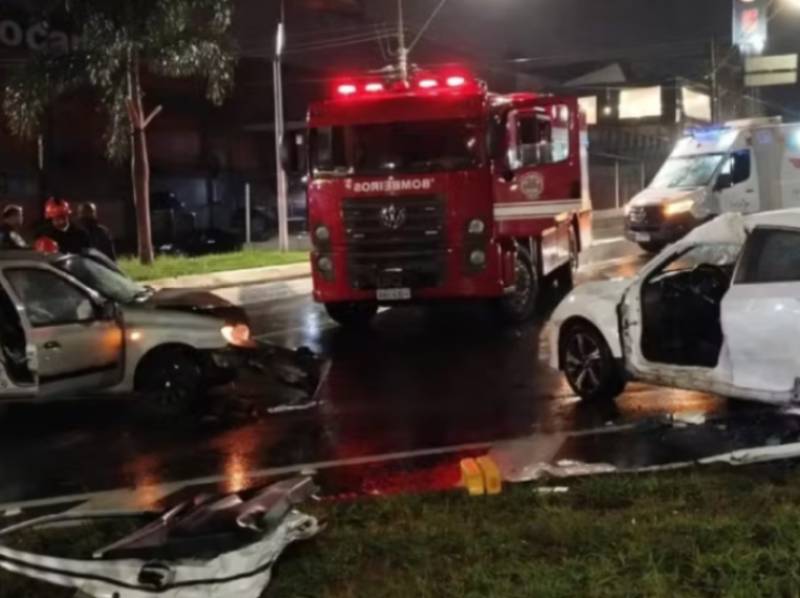 Duas pessoas ficam feridas em batida entre carros em cruzamento de Botucatu