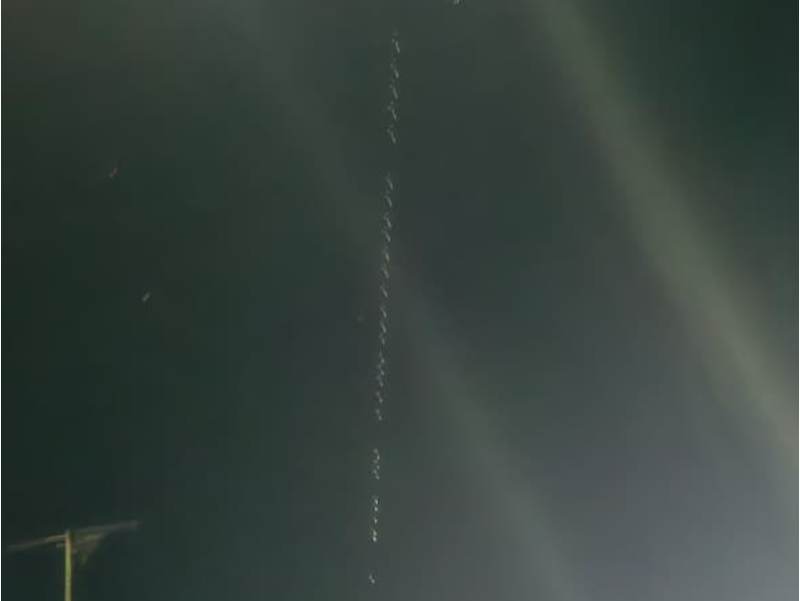 Morador de Paraguaçu Paulista registra fila de luzes no céu formada por satélites de internet