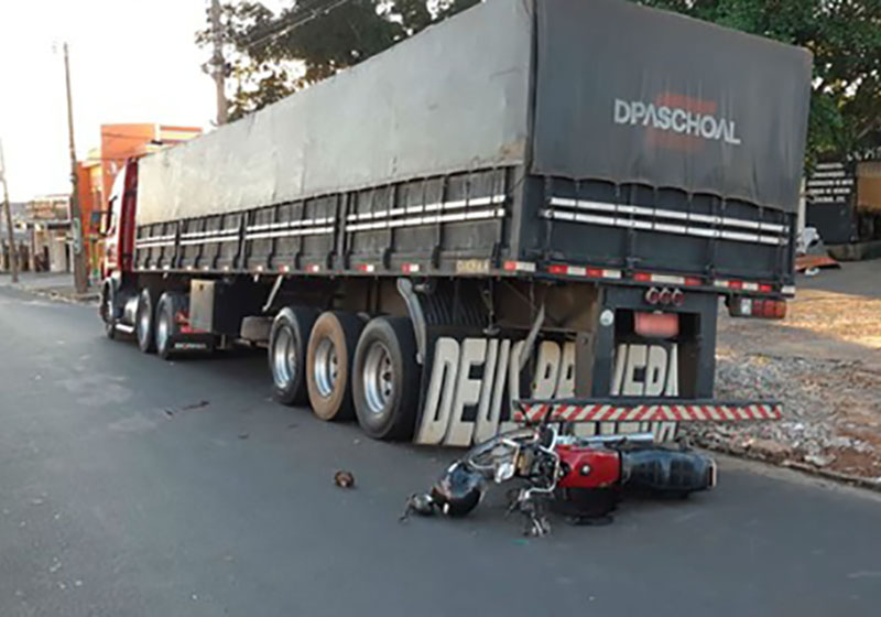 Motociclista fica ferido após bater em traseira de carreta estacionada em Tupã