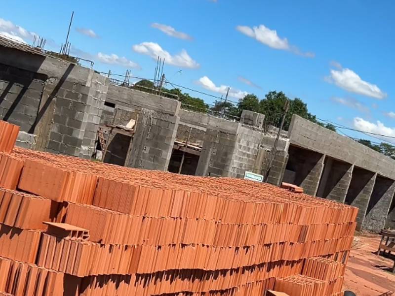 Morador do Lina Leuzzi denuncia abandono de obras da UBS e Creche em Paraguaçu Paulista