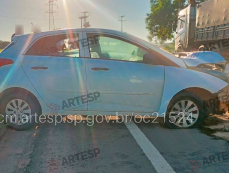 Carro bate na traseira de carreta em rodovia de Rancharia