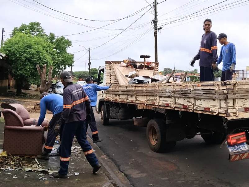 Mutirão de Limpeza contra a Dengue é retomado após dois dias de chuva intensa em Paraguaçu