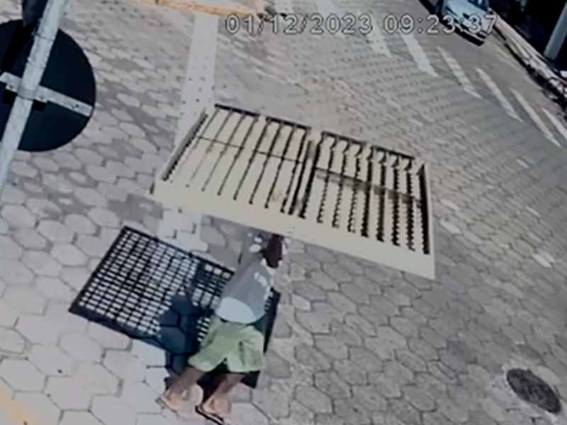 Durante manutenção no climatizador, homem leva grade do equipamento em loja no centro de Paraguaçu