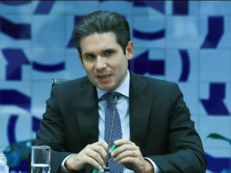 Hugo Motta confirma para hoje votação de isenção do Imposto de Renda
