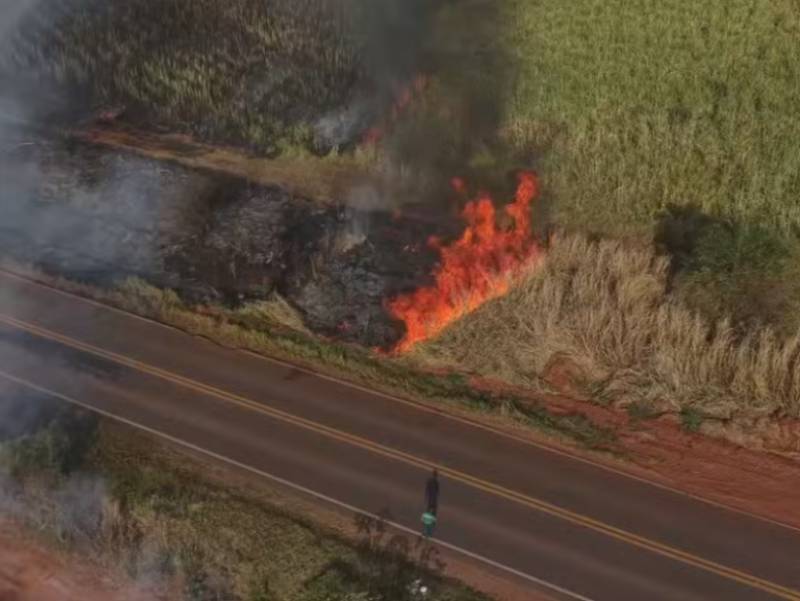 Incêndio destrói mais de 90 hectares de canavial e fumaça atinge área urbana de Lins