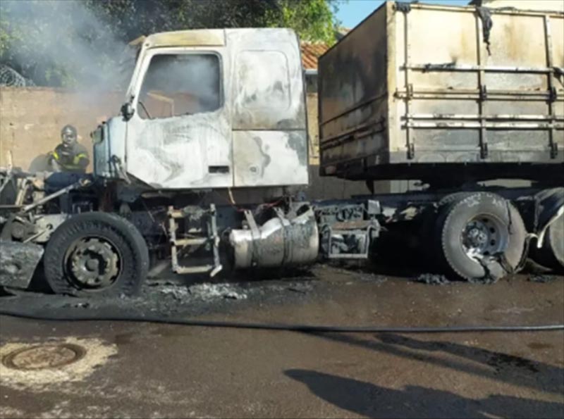 Carreta é destruída por incêndio em Ourinhos