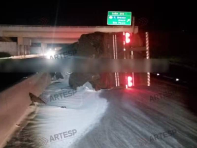 Carreta tomba e carga de sal fica espalhada em rodovia em Santa Cruz do Rio Pardo