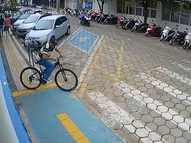 Câmeras de monitoramento flagram homem furtando duas bicicletas no centro de Paraguaçu Paulista