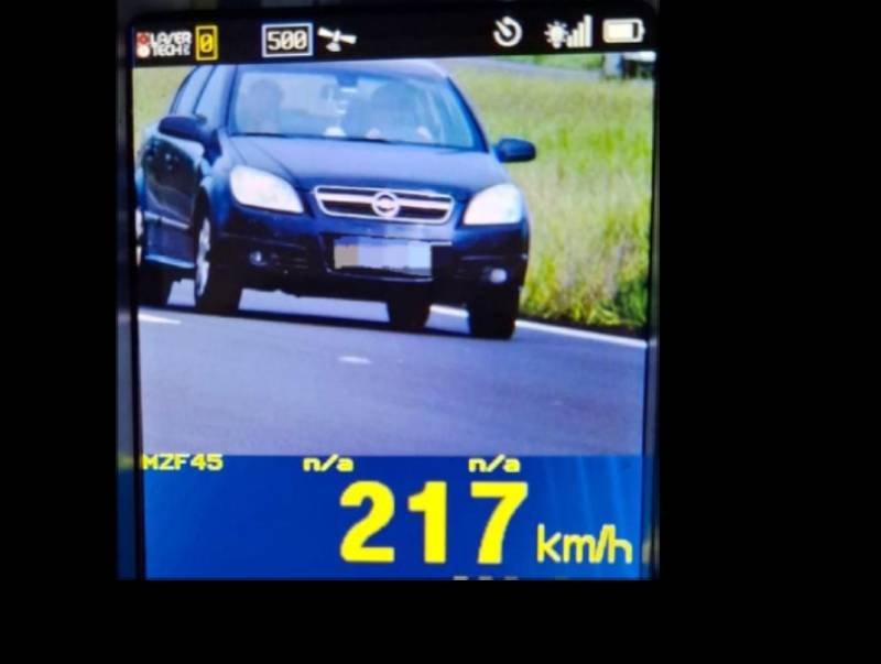 Motorista é flagrado dirigindo a mais de 200km/h em rodovia da região