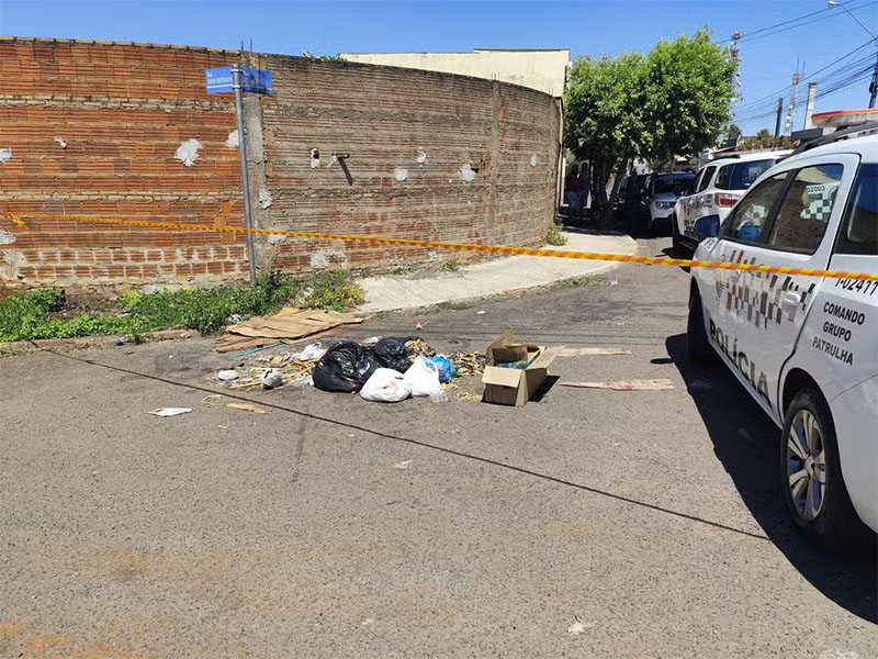 Recém-nascido com cordão umbilical é encontrado em caixa de papelão junto a lixo no interior de SP