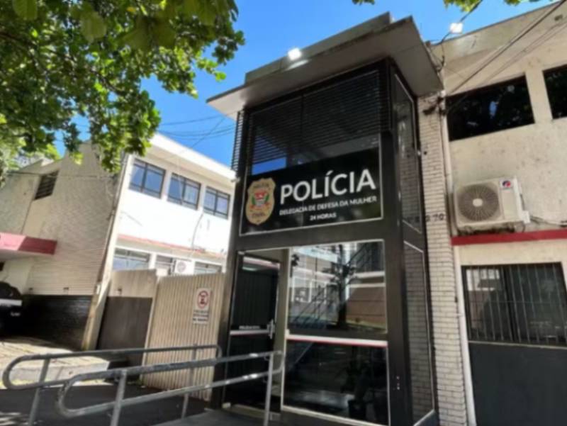 Homem é preso após agredir companheira com cabo de vassoura por ela ser umbandista