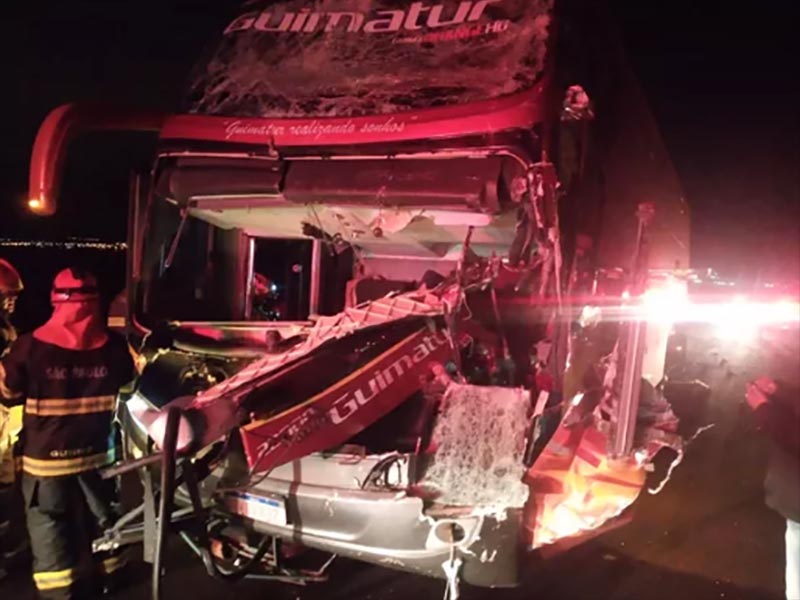 Motorista de ônibus morre em acidente com caminhão em Santa Cruz do Rio Pardo