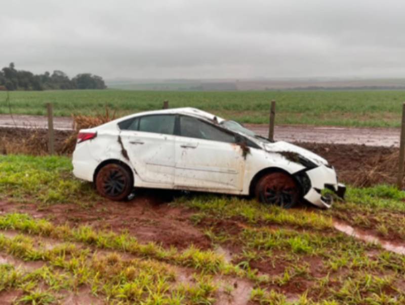 Carro com moradores de Pedrinhas Paulista capota na Rodovia Miguel Jubran em Tarumã