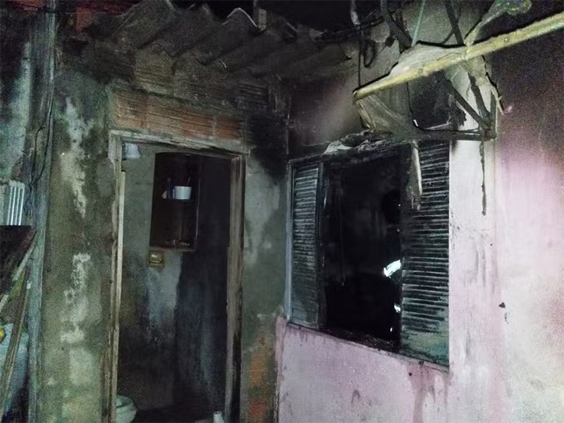 Incêndio destrói residência e deixa família desalojada em Presidente Prudente