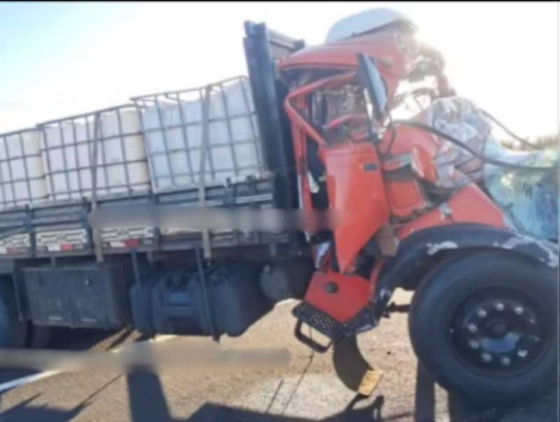 Motorista sofre ferimentos graves em acidente entre caminhões no interior de SP