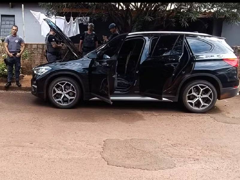 Perseguição a suspeitos de roubo de carga termina com fuga e carro de luxo abandonado no PR