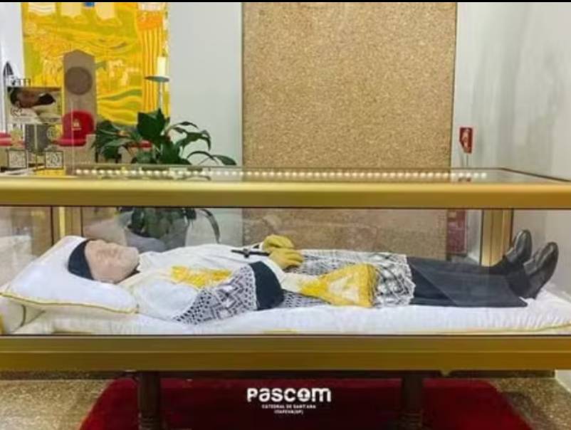 Exposição reúne imagem em tamanho real e relíquias de São Vicente de Paulo em Assis