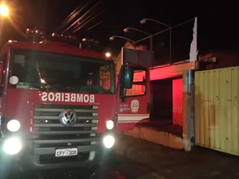 Bombeiros retiram corpo carbonizado de imóvel incendiado no centro de Assis