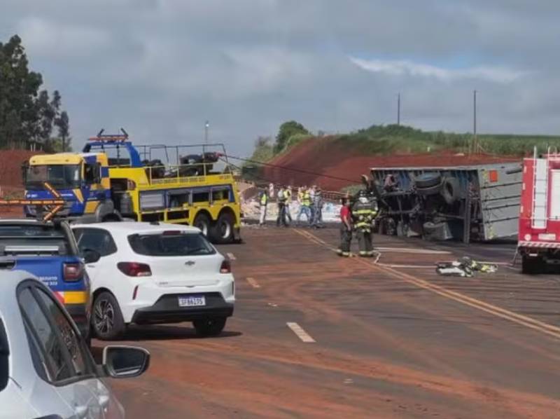 Vazamento de carga perigosa de caminhão interdita trecho de rodovia entre Assis e Florínea