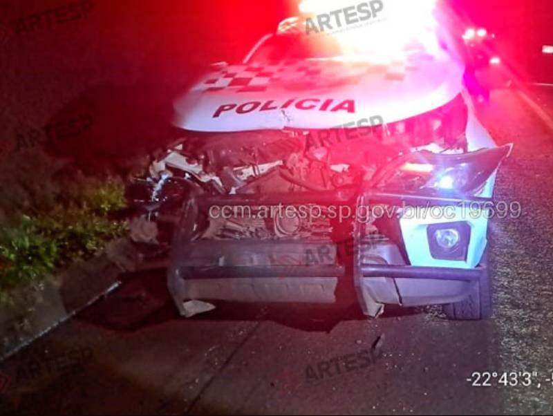 Duas viaturas da Polícia Militar se envolvem em acidente na Rodovia Raposo Tavares, em Palmital
