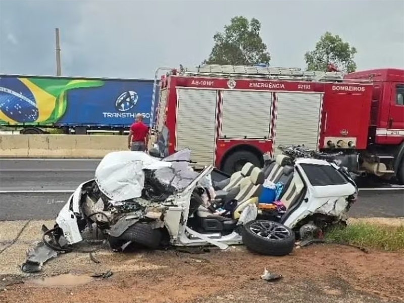 Motorista e passageiro sobrevivem após carro de luxo capotar e ser atingido por carreta em Marília