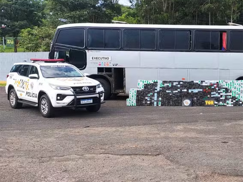 Fiscalização apreende carga de 1.178 aparelhos celulares sem notas fiscais escondidos em ônibus