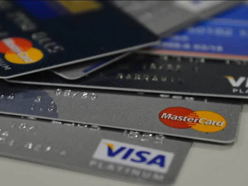 Percentual de famílias com dívidas cresce, mas inadimplência cai