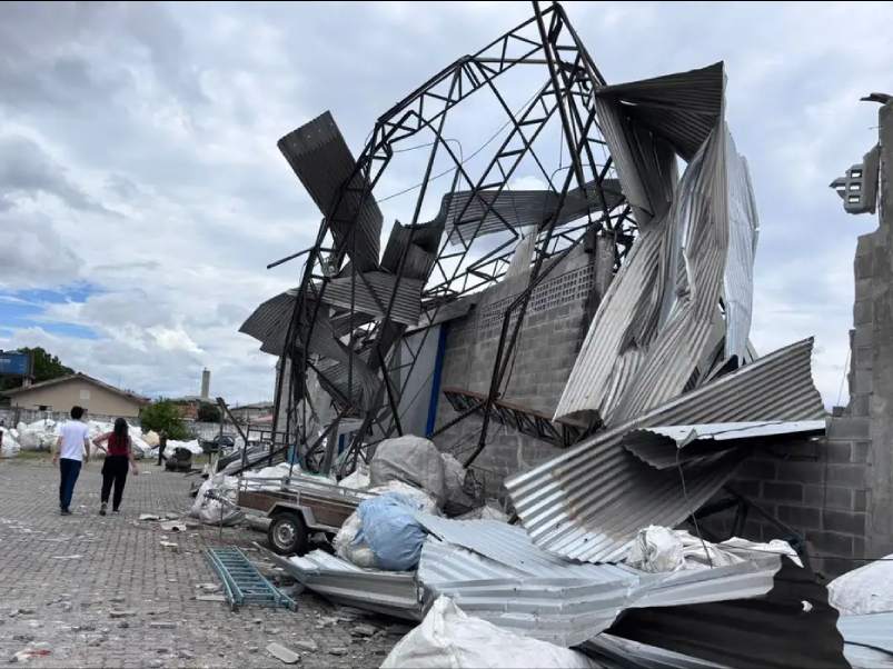 Cidade do Paraná é atingida por ventos fortes de até 180 km/h