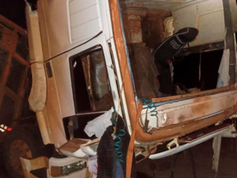 Acidente entre duas carretas deixa vítimas presas às ferragens na SP-284 em Paraguaçu Paulista