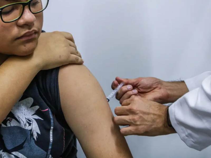 Jovens de 15 a 19 anos podem se vacinar contra HPV até junho de 2026