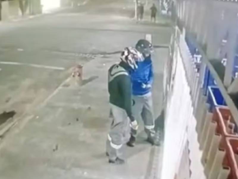 Homem é morto a tiros por dupla em moto dentro de bar em Marília
