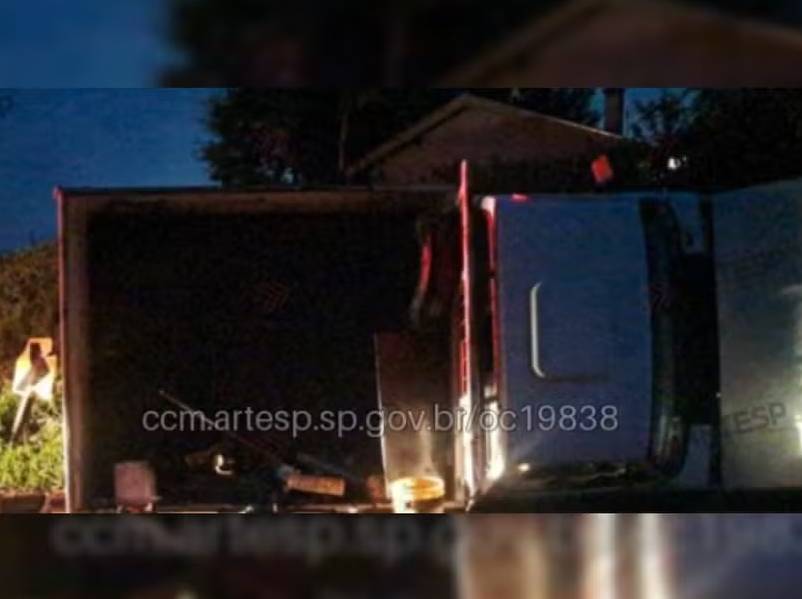 Motorista passa mal, bate contra placa e caminhonete tomba na SP-225 em Santa Cruz do Rio Pardo
