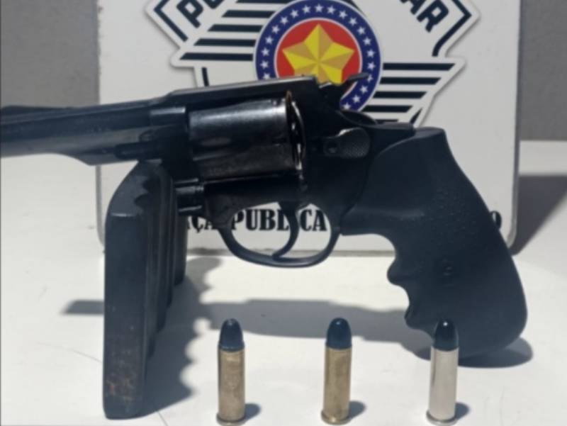 Homem é preso por porte ilegal de arma de fogo após ser abordado em veículo em Paraguaçu Paulista