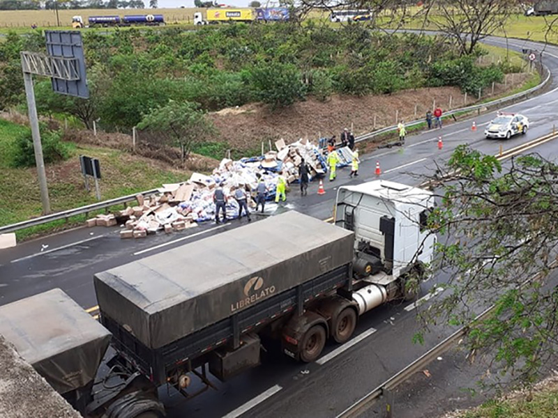 Acidente com carretas espalha carga de sabão em pó em rodovia de Assis