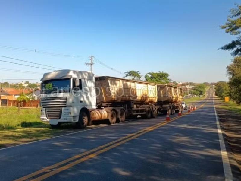Caminhão bitrem com pane mecânica causa interdição total em rodovia de Quatá