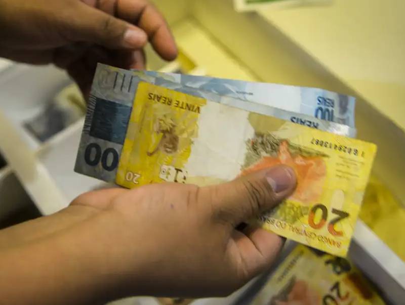 Salário mínimo deverá subir para R$ 1.741 em 2027