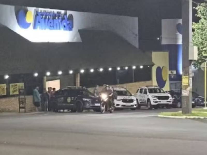 Bandidos armados fazem 20 reféns em assalto a supermercado em Ourinhos