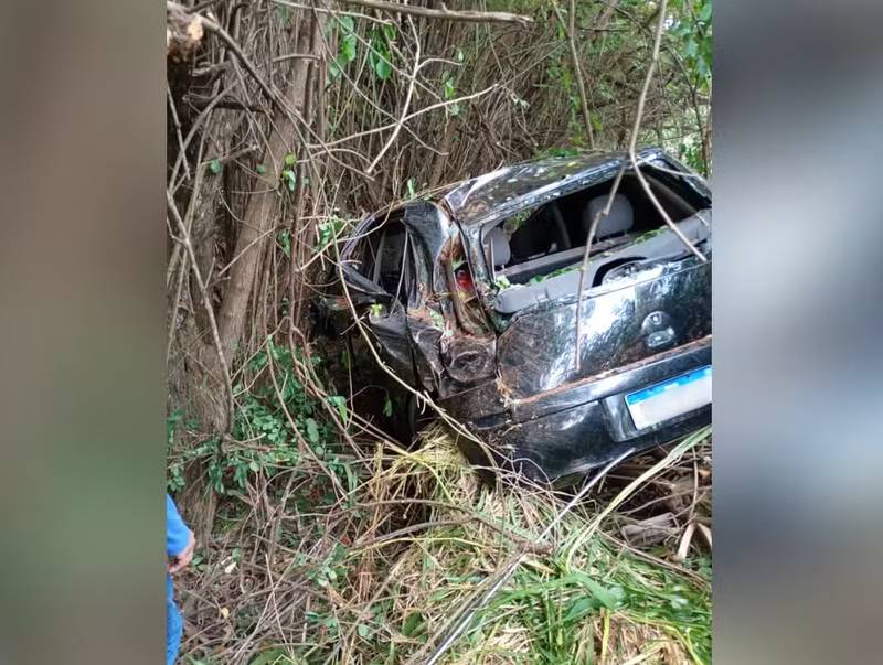Veículo sai da pista em curva e cai em ribanceira às margens de rodovia em Regente Feijó