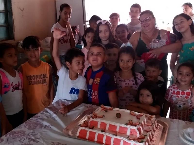 Casal promove festa das crianças para a comunidade há mais de 20 anos no Jardim das Oliveiras