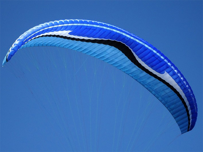 Piloto de parapente é socorrido com ferimentos nas pernas após cair às margens de rodovia em Marília