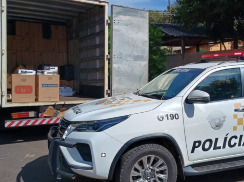 Polícia Rodoviária flagra dupla descarregando cigarros contrabandeados em residência de Assis