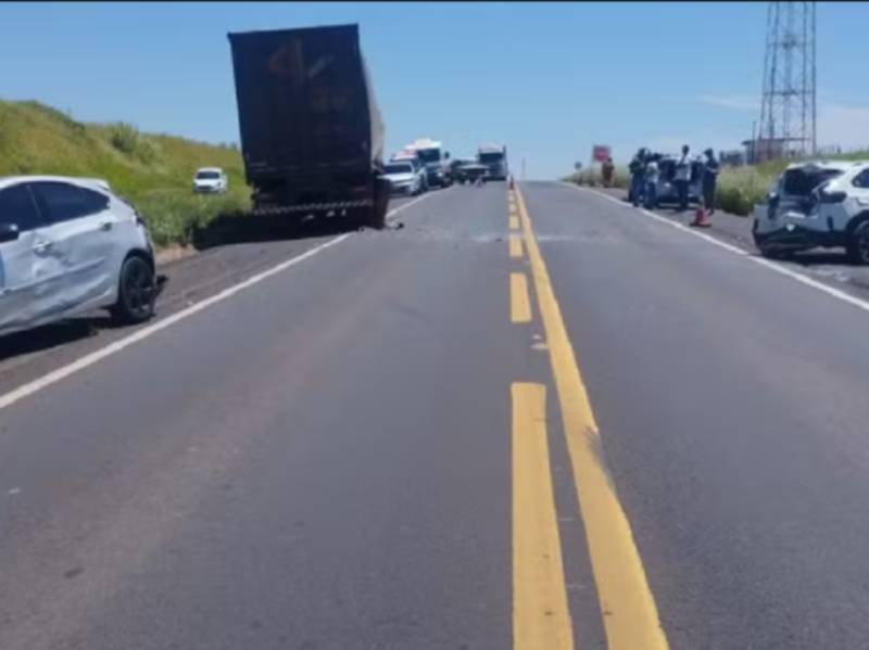 Engavetamento na BR-153 envolve cinco veículos e deixa duas pessoas feridas em Marilia