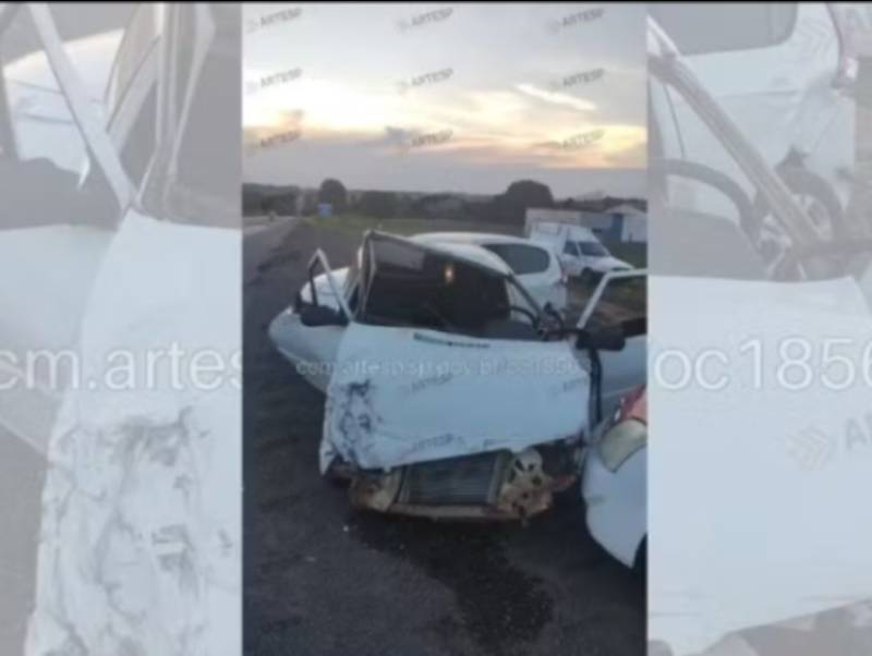 Carro tenta desviar de caminhão e atinge 4 veículos em João Ramalho