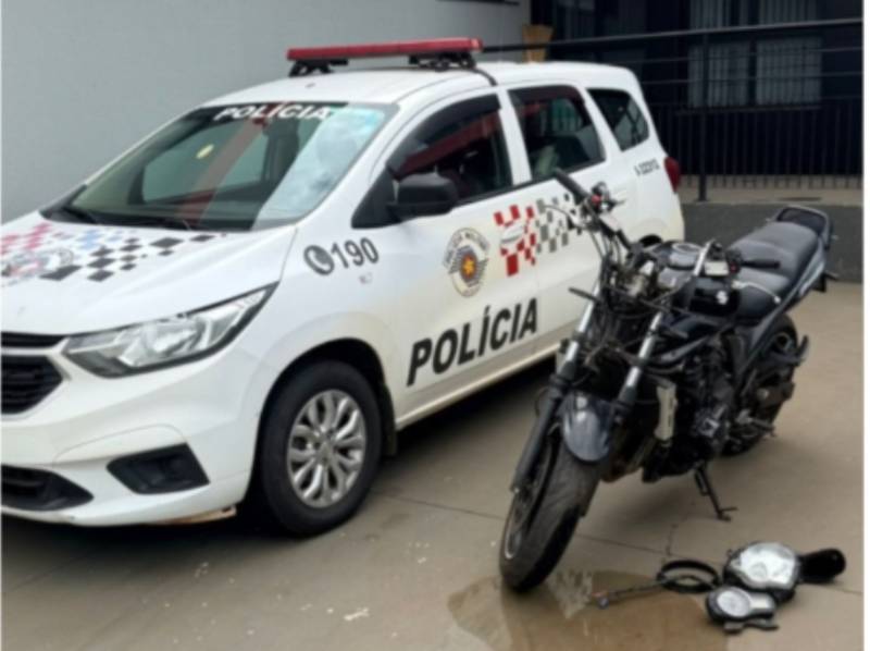 PM’s flagram dupla empurrando moto furtada e um deles acaba preso em Cândido Mota