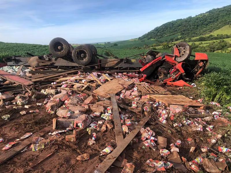 Homem morre após caminhão ficar 'esmagado' ao cair em ribanceira de serra em cidade da região