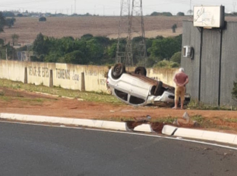 Motorista perde o controle e carro capota em avenida de Assis