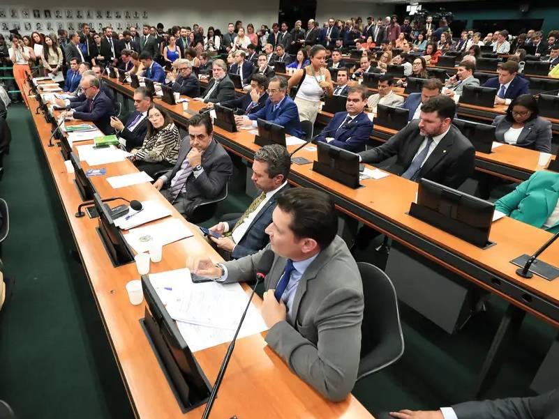 CCJ da Câmara retoma análise do fim da escala 6x1 nesta quarta